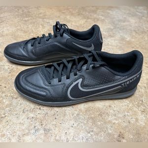 Nike Tiempo Indoor Soccer Shoes Men’s 9.5